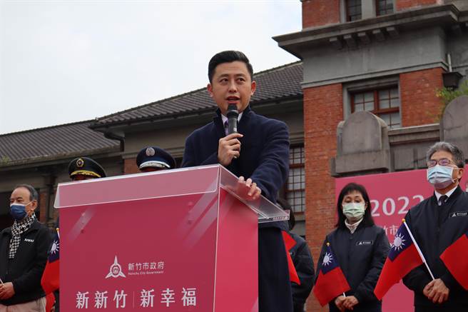 新竹市长林智坚在元旦当天宣布将在市府成立大新竹合併升格专案办公室。（邱立雅摄）