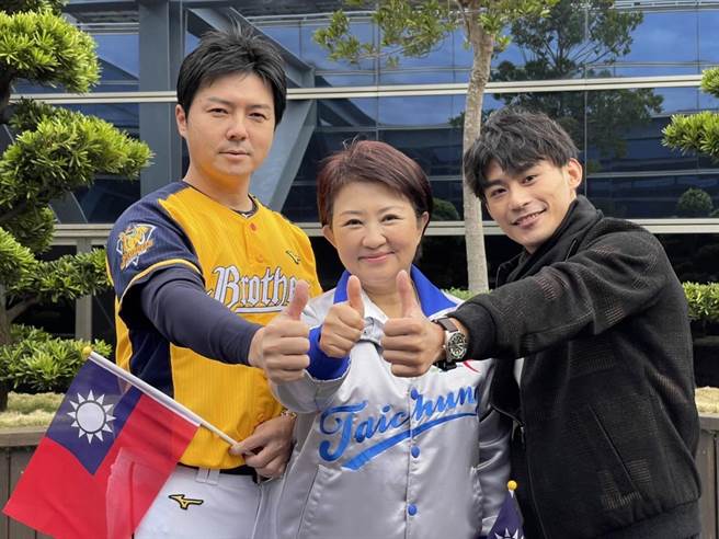 台中市长卢秀燕（中）元旦升旗邀请东奥「台中之光」柔道好手杨勇纬（右），及中职年度总冠军球队中信兄弟总教练林威助领唱国歌。（卢金足摄）