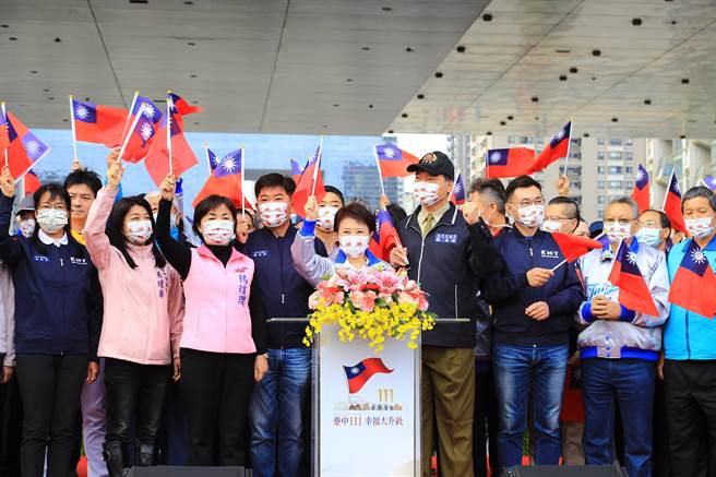 展望2022年，台中市长卢秀燕说，市府以「富市台中、新好生活」为施政目标」，台中要进步，继续携手勇敢前进。（卢金足摄）