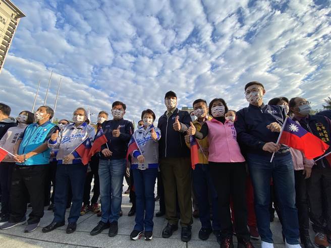 台中市2022年元旦升旗典礼1日在市府前广场举行，蓝天白云好天气，台中市长卢秀燕为2022按讚。（卢金足摄）  