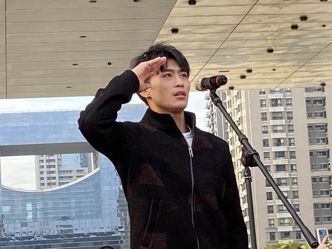 东奥「台中之光」柔道好手杨勇纬，今日在台中市2022年元旦升旗典礼领唱国歌成亮点。（卢金足摄）