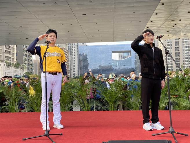 台中市2022年元旦升旗典礼1日在市府前广场举行，邀请东奥「台中之光」柔道好手杨勇纬（右），以及中职年度总冠军球队中信兄弟总教练林威助领唱国歌。（卢金足摄）