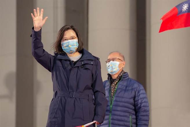 蔡英文總統的新年賀詞，填好填滿的治理數據績效展示，難掩新冠疫情大爆發、疫苗採購毫無章法、能源治理失控跳電頻傳。就連GDP首次超過3萬美元也讓民眾無感。（總統蔡英文元旦出席總統府前升旗典禮。圖／總統府提供）
