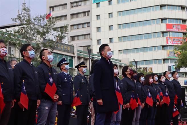 新竹市长林智坚（中）率市府团队参加元旦升旗典礼，并表示2021年是刻骨铭心的一年。（邱立雅摄）