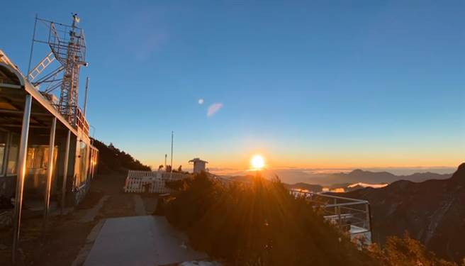 玉山第一道日光的畫面美翻天。（圖／翻攝自鄭明典臉書）