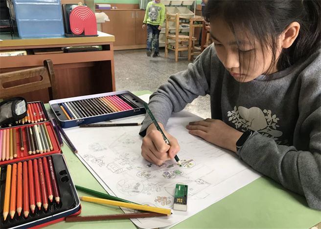 五華國小畢業生鄧妍玲獲去年教育部總統教育獎，她花了半年時間，將對抗糖尿病的心路歷程繪製成《抗糖小勇士》繪本。（新北市教育局提供）