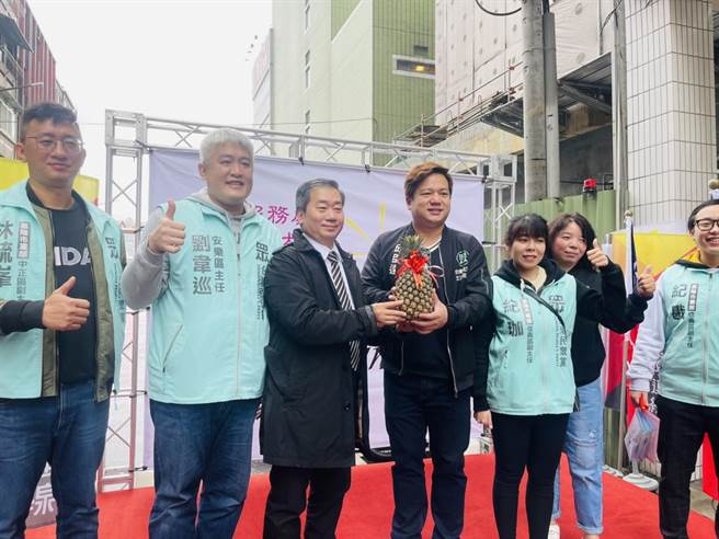 潜在对手民眾党立委邱臣远今到场祝福，外界解读双方有合作空间。（黄婉婷摄）