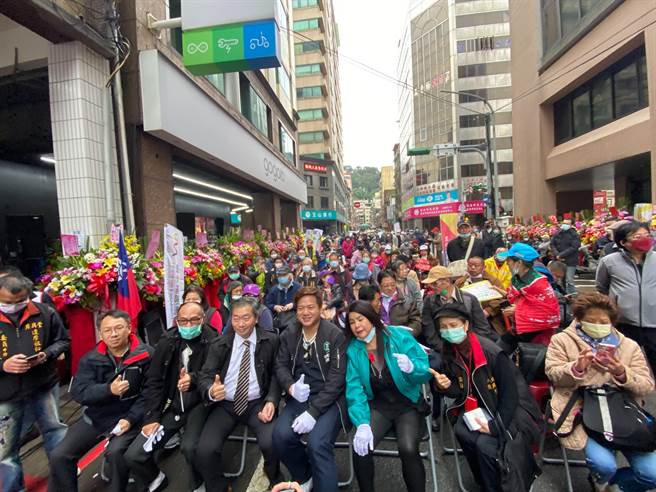 黄希贤近期不断对公共议题发声，为选战试水温，今选定中正区信五路30号成立「进步基隆连线服务处」，主打以改变创造机会超越蓝绿，现场聚集百名支持者。（黄婉婷摄）