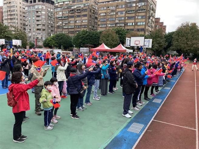 2022年新北市永和區元旦升旗典禮今（1日）上午8時在永和國小舉行。（永和區公所提供）