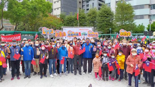 2022年新北市新店区元旦升旗活动于今（1日）上午在新店行政园区旁的马公公园举行。（新店区公所提供）