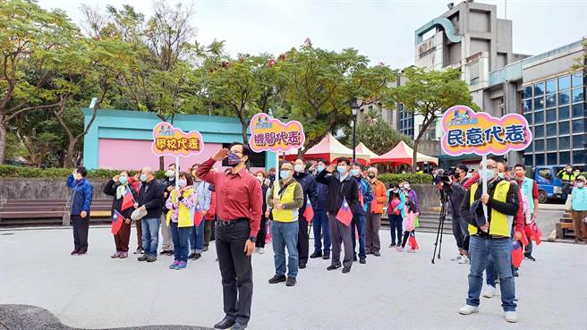 2022年新北市新店区元旦升旗活动于今（1日）上午在新店行政园区旁的马公公园举行。（新店区公所提供）