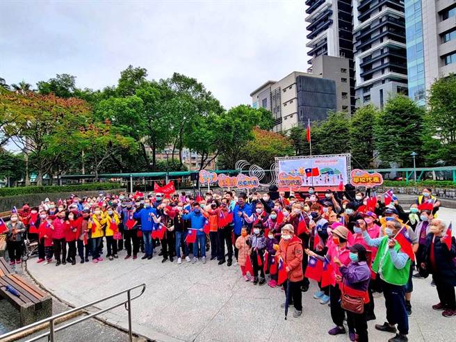 2022年新北市新店区元旦升旗活动于今（1日）上午在新店行政园区旁的马公公园举行。（新店区公所提供）