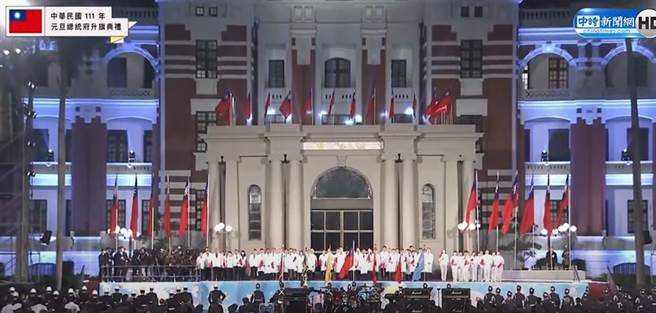 元旦升旗「復出」开嗓，陈时中率60医护领唱国歌。(取自中时新闻网直播)
