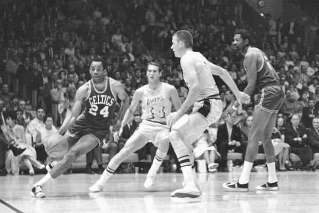 塞爾提克山姆瓊斯(左)在1968年的比賽畫面，身旁是湖人隊威斯特。（美聯社資料照）