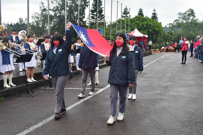 新北市金山区公所于金山青年活动中心举行元旦升旗典礼。（金山区公所提供）
