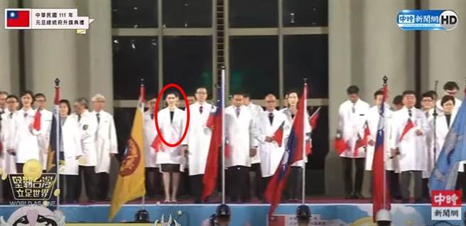 正妹医师曹玉婷担任国歌领唱代表。(取自中时新闻网直播)