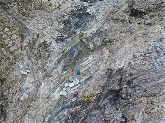 回家路好难！桃园股长爬中央尖遇难遗体卡悬崖，直升机两度吊挂失败。(台中市消防局提供)