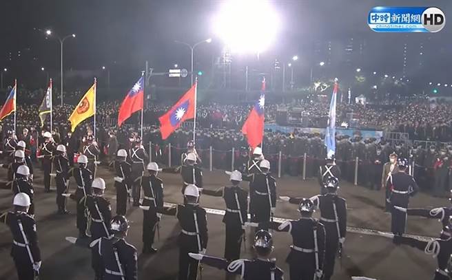 柯文哲今年参加总统府升旗典礼画面。(取自中时新闻网直播)