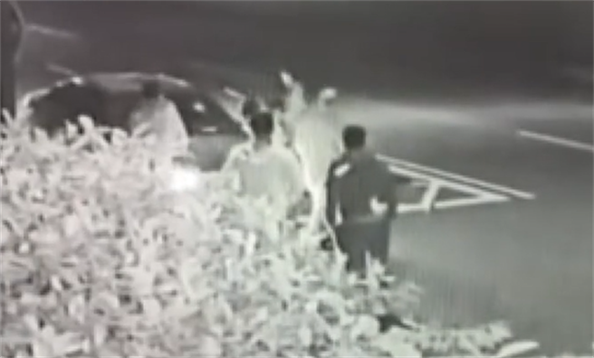 无视警察！北联帮球棒队10恶煞 追车到派出所前仍猛砸。(戴志扬翻摄)