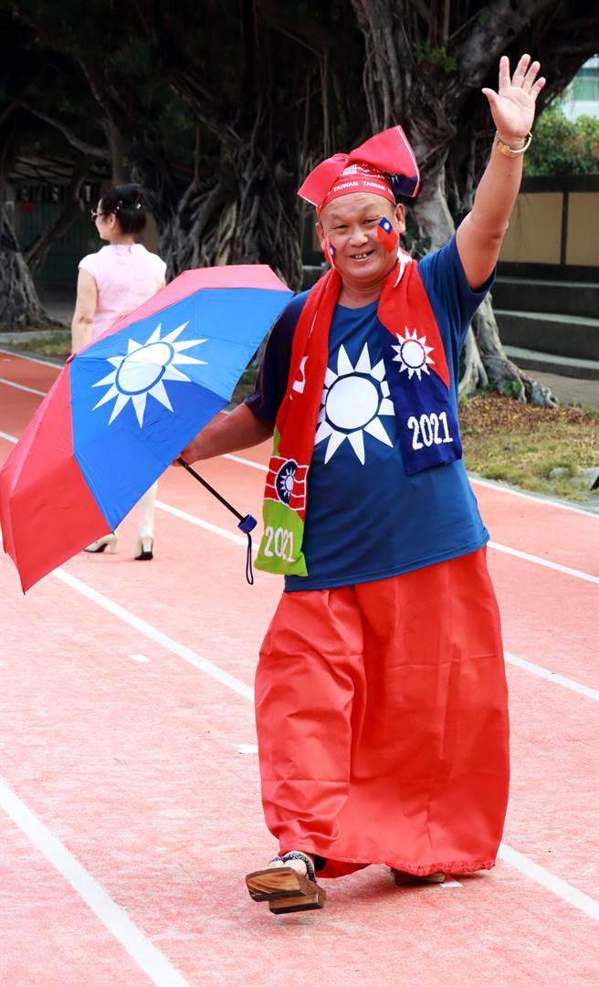 國民黨台南市北區婦女會自辦國旗創意走秀，民眾特別的穿搭國旗裝。（童小芸提供／程炳璋台南傳真）
