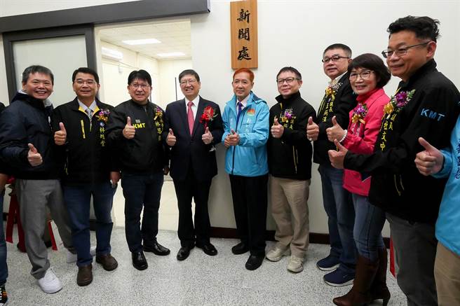 新竹縣政府調整組織編制增設「新聞處」，首任新聞處長由國立台北教育大學數位內容設計學系兼任教授莊淇銘（中）接任。（羅浚濱攝）