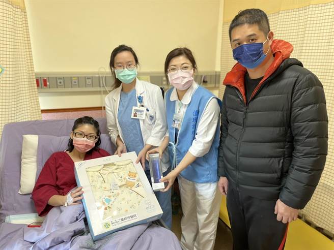 陳怡萍媽媽自然產下元旦寶寶。（童綜合醫院提供）