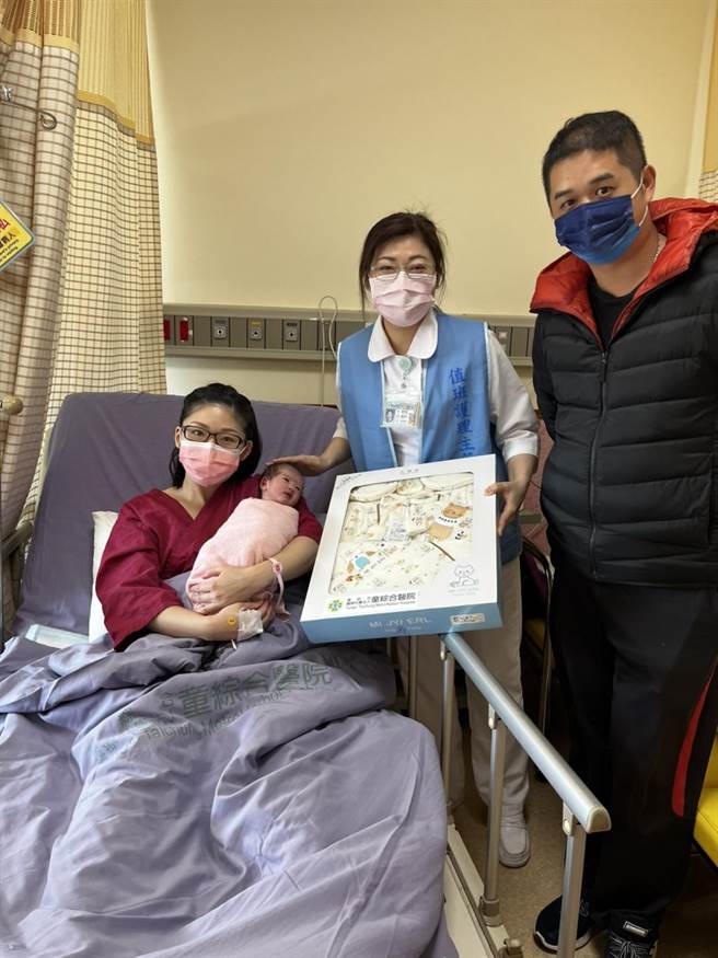 陳怡萍媽媽與黃姓爸爸與小公主第一次合照。（童綜合醫院提供）