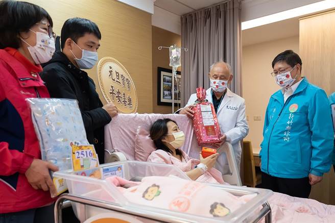 竹北市东元综合医院有3名元旦宝宝，院长黄忠山（右二）到儿科婴儿室致赠育儿尿布，县长杨文科（右）也到场送上祝福祝福。（东元医院提供／罗浚滨新竹传真）