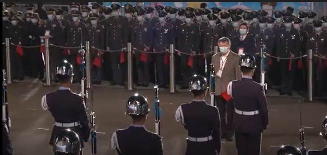 柯文哲參加升旗典禮的畫面引發熱議。(圖/北市府提供)