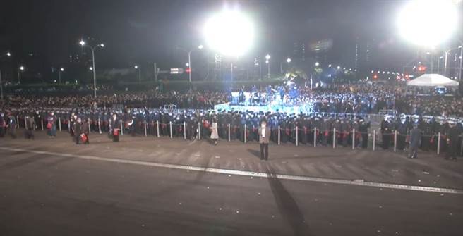 柯文哲參加升旗典禮時，一度出現隻身一人的畫面，顯得很突兀。(圖/北市府提供)