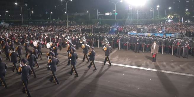 柯文哲參加升旗意外變「總統閱兵」？(圖/北市府提供)