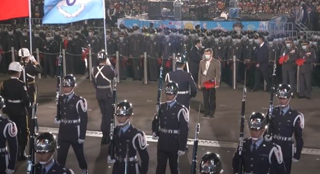 柯文哲參加升旗畫面。(圖/北市府提供)