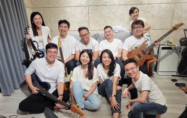 一群喜爱音乐的急诊医师，组团《重症摇滚》，宛如韩剧《机智医生生活》。（高雄长庚提供）