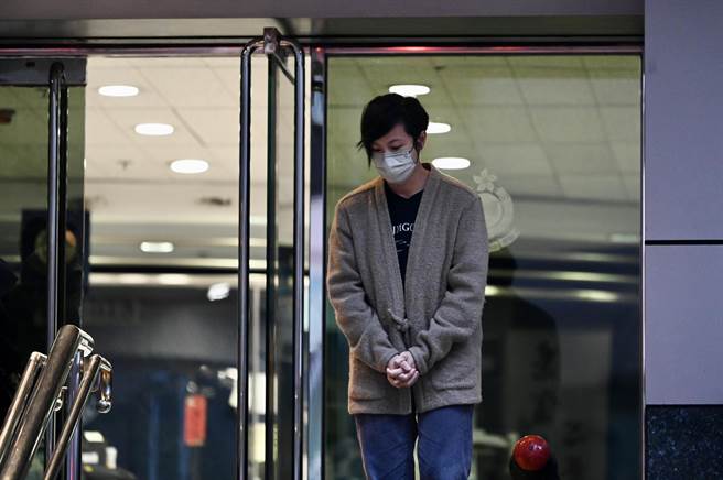 香港警務處處長蕭澤頤今表示，拘捕《立場新聞》的前董事和高層是按法律程序採取行動，並且不排除會有更多人被捕。圖為何韻詩獲保釋離開西區警署。（中新社）