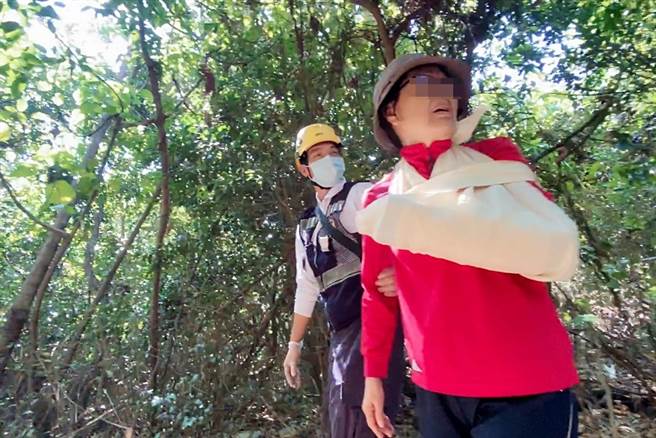高雄68岁黄姓妇人1日上午随友人前往柴山西海岸健行，在碉堡拍照时一脚踩空、左手腕撑地当场骨折变形。（民眾提供／袁庭尧高雄传真）