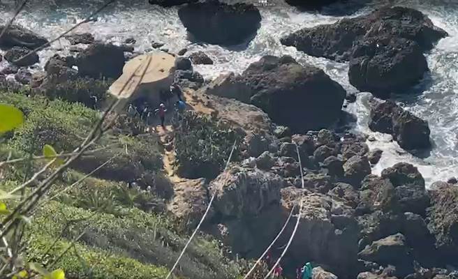 黄妇跌落受伤现场，为废弃碉堡，下方就是海岸与礁石地形。（民眾提供／袁庭尧高雄传真）