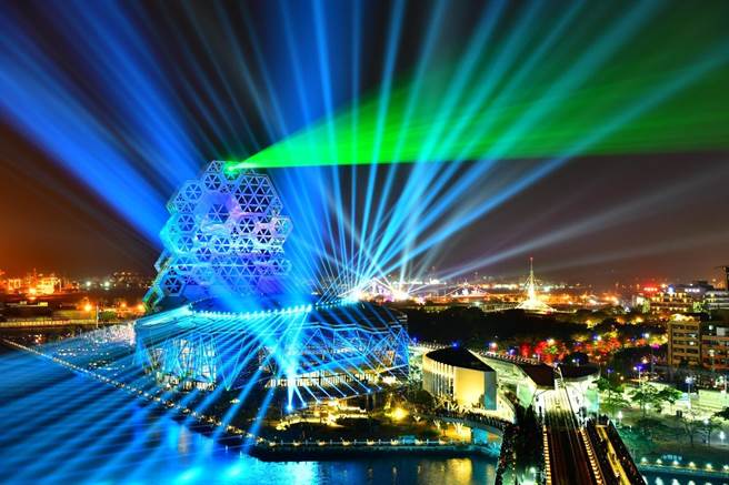 高雄跨年晚会为2022台湾灯会会前会，祭出双舞台号称史上最夸张，昨晚圆满落幕。（高市府提供）