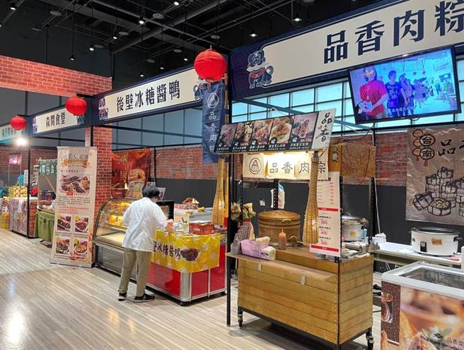新光三越台北信义新天地A11即日起至1月3日举办「台南潮府城商品展」，匯集22家品牌，以吃货路线、文创礼品趁元旦假期吸客。（新光三越提供）