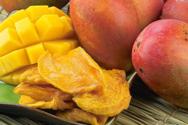 玉井之门芭乐乾、芒果乾（图）、凤梨乾，160元至220元。（新光三越提供）