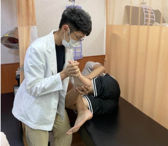 足跟会承受我们大部分的体重，筋膜会接收极大的压力，没能适当放松就会导致足底筋膜炎。(图/汤咏舜医师提供) 