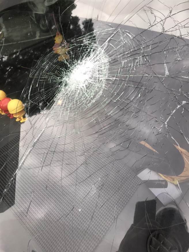 吳男車子遭人砸毀。（警方提供）