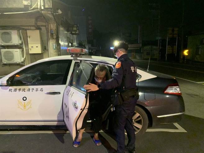 桃园市平镇区1名老翁在跨年夜迷路，所幸员警救援成功。（警方提供）