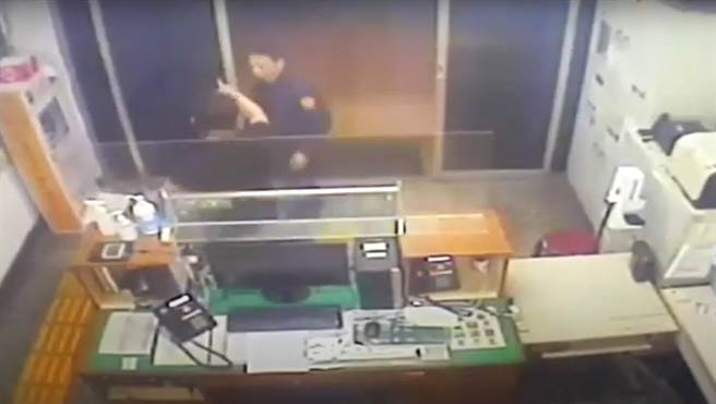 10煞追車！被害人跑進警局求救 警查看2男正持球棒砸車。（翻攝影片）