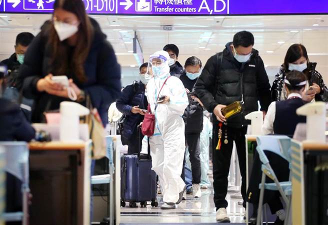 在桃園機場入境管制區內，剛下機的旅客排隊查驗入境檢疫資料。圖中非新聞當事人。（范揚光攝）

