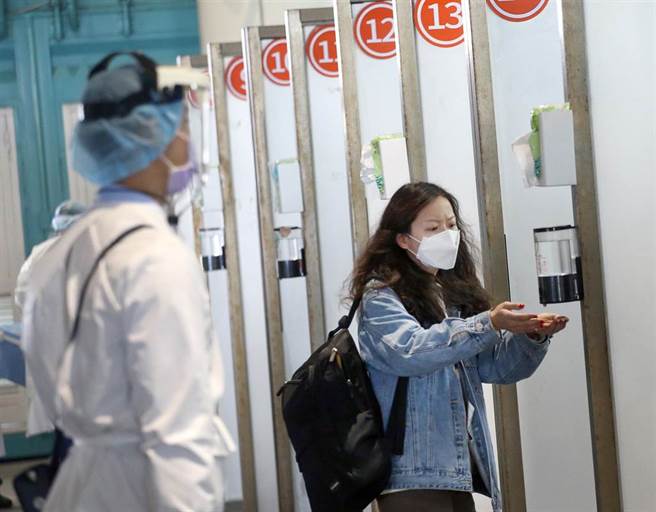 在桃園機場第二航廈外的採檢站，剛入境的旅客依序入內採檢。圖中非新聞當事人。（范揚光攝）
