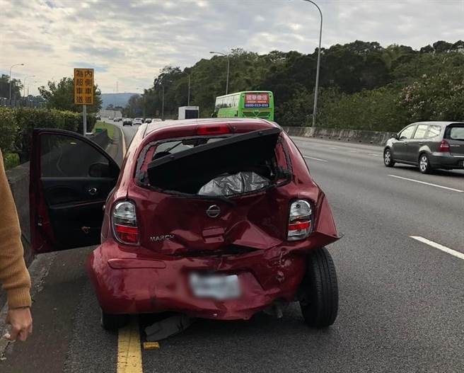 網友1日開車經過國道一號苗栗段時，遭到後車追撞且逃逸。（翻攝臉書社團《爆廢公社》）