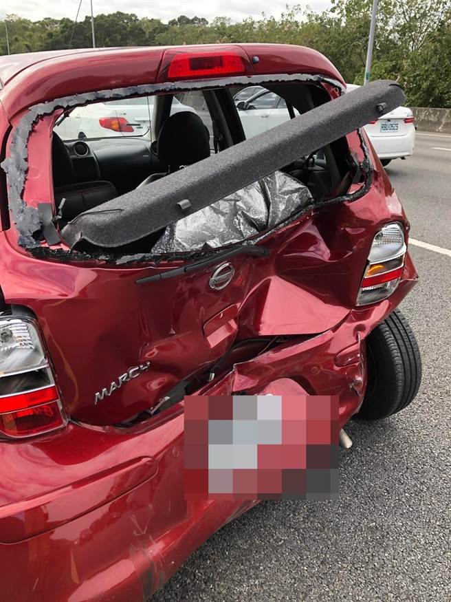 網友的車後車廂直接被撞扁，連裡頭警示用的三角錐都拿不出來。（翻攝臉書社團《爆廢公社》）