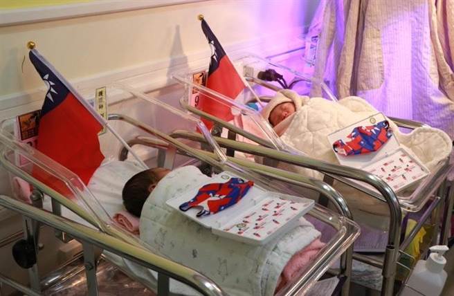 台中茂盛醫院上午8點44分先迎接2022年第1對元旦兄弟檔。（茂盛醫院提供／張妍溱台中傳真）