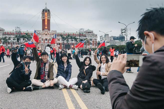 111年元旦升旗典礼1日在总统府前广场举行，许多民眾不畏寒冷前来观礼、拍照留念。(郭吉铨摄)