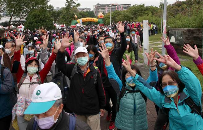 由希望基金会和台北市政府体育局1日主办的「2022元旦健走」活动，吸引近万民眾热情参加，在新的一年用健走揭开序幕。（赵双杰摄）